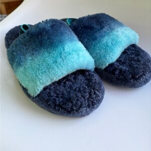 Ugg blue gradient fluff yeah slides youth size 4 cozy sheepskin
